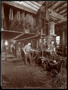 Sisäkuva miehestä, joka työskentelee nahkaa New York Leather Belting Co.:ssa, New York, 1906 (hopeagelatiiniprintti)